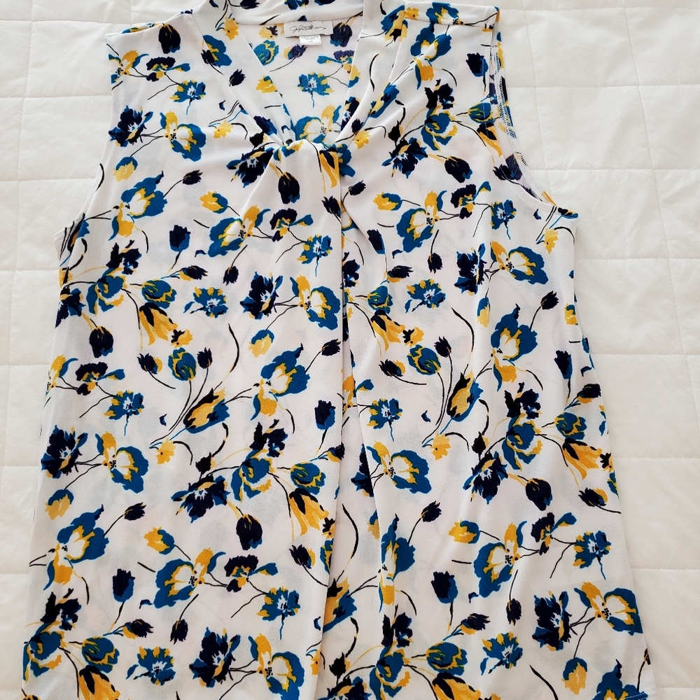 Sleeveless Blouse with front twist